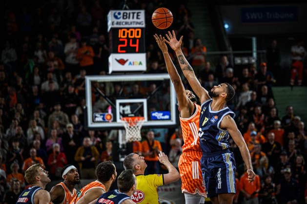 Neu Ulm, Deutschland, 22.04.26: Joel Soriano (ratiopharm ulm) und Norris Agbakoko (ALBA Berlin) im Zweikampf waehrend des Basketball Bundesliga Spiels zwischen ratiopharm ulm vs ALBA Berlin in der ratiopharm Arena am 22. April 2026 in Neu Ulm, Deutschland. (Foto von Harry Langer DeFodi Images) ratiopharm Arena, Germany, 22.04.26: Joel Soriano (ratiopharm ulm) und Norris Agbakoko (ALBA Berlin) battle for the ball during the Basketball Bundesliga match between ratiopharm ulm vs ALBA Berlin at Neu Ulm on April 22, 2026 in ratiopharm Arena, Germany. (Photo by Harry Langer DeFodi Images) (Photo by Harry Langer DeFodi Images) -