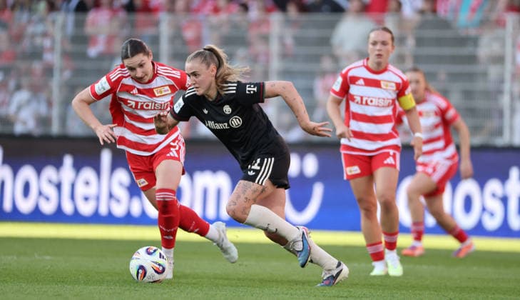 Sophie Weidauer, Georgia Stanway am Ball Zweikampf Spielszene Aktion Fußball Fussball 1. Bundesliga Damen Frauen 23. Spieltag Saison 2025 2026 22.04.2026 1.FC Union Berlin vs. FC Bayern München FCB DFL regulations prohibit any use of photographs as image sequences and or quasi-video