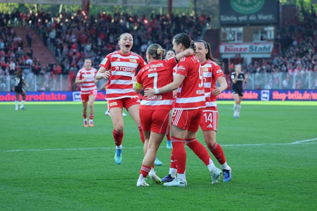 1. Fußball Bundesliga Frauen: Union Berlin - Bayern München, 22.04.2026 Torjubel, Jubel. Sophie Weidauer (Union Berlin, 9) jubelt über das Tor zum 1:1mit Lisa Heiseler (Union Berlin, 7) und Hannah Eurlings (Union Berlin, 14), während der Begegnung in der 1. Fußball Bundesliga Frauen: Union Berlin - Bayern München in Berlin, Stadion An der Alten Försterei , am 22.04.2026. DFB regulations prohibit any use of photographs as image sequences and or quasi video. Copyright: xBEAUTIFULxSPORTS Frankex