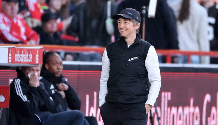Trainerin Ailien Poese lacht Einzelbild Freisteller Aktion Fußball Fussball 1. Bundesliga Damen Frauen 23. Spieltag Saison 2025 2026 22.04.2026 1.FC Union Berlin vs. FC Bayern München FCB DFL regulations prohibit any use of photographs as image sequences and or quasi-video