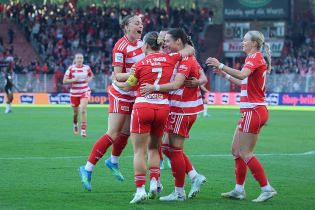 1. Fußball Bundesliga Frauen: Union Berlin - Bayern München, 22.04.2026 Torjubel, Jubel. Sophie Weidauer (Union Berlin, 9) jubelt über das Tor zum 1:1mit Lisa Heiseler (Union Berlin, 7) und Hannah Eurlings (Union Berlin, 14), während der Begegnung in der 1. Fußball Bundesliga Frauen: Union Berlin - Bayern München in Berlin, Stadion An der Alten Försterei , am 22.04.2026. DFB regulations prohibit any use of photographs as image sequences and or quasi video. Copyright: xBEAUTIFULxSPORTS Frankex