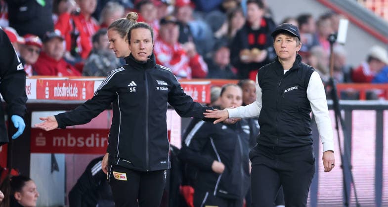 Co Trainerin Sabrina Eckhoff, Trainerin Ailien Poese Aktion Oberkörper Fußball Fussball 1. Bundesliga Damen Frauen 23. Spieltag Saison 2025 2026 22.04.2026 1.FC Union Berlin vs. FC Bayern München FCB DFL regulations prohibit any use of photographs as image sequences and or quasi-video