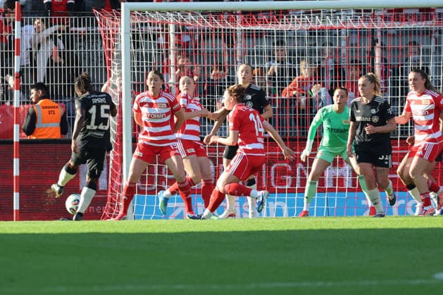 1. Fußball Bundesliga Frauen: Union Berlin - Bayern München, 22.04.2026 Tor, Bernadette Kakounan Amani (Bayern Muenchen, 15) trift zum 0:1 gegen Samantha Steuerwald (Union Berlin, 19) und Hannah Eurlings (Union Berlin, 14) ins Tor. während der Begegnung in der 1. Fußball Bundesliga Frauen: Union Berlin - Bayern München in Berlin, Stadion An der Alten Försterei , am 22.04.2026. DFB regulations prohibit any use of photographs as image sequences and or quasi video. Copyright: xBEAUTIFULxSPORTS Frankex
