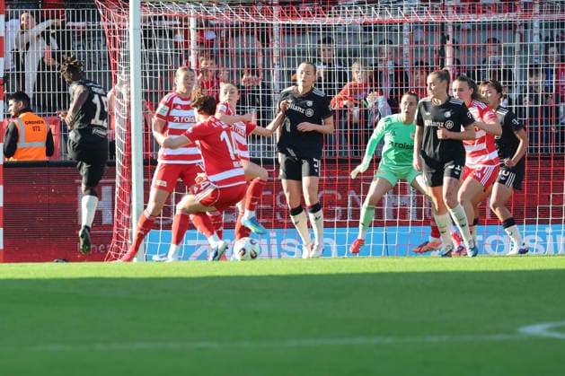 1. Fußball Bundesliga Frauen: Union Berlin - Bayern München, 22.04.2026 Tor, Bernadette Kakounan Amani (Bayern Muenchen, 15) trift zum 0:1 gegen Samantha Steuerwald (Union Berlin, 19) und Hannah Eurlings (Union Berlin, 14) ins Tor. während der Begegnung in der 1. Fußball Bundesliga Frauen: Union Berlin - Bayern München in Berlin, Stadion An der Alten Försterei , am 22.04.2026. DFB regulations prohibit any use of photographs as image sequences and or quasi video. Copyright: xBEAUTIFULxSPORTS Frankex
