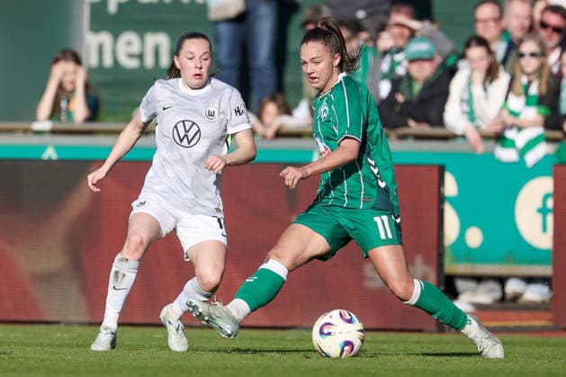 v.li.: Janou Levels (VfL Wolfsburg, 15) und Maja Sternad (SV Werder Bremen, 11) im Zweikampf, Duell, Dynamik, Aktion, Action, Spielszene, DIE DFB-RICHTLINIEN UNTERSAGEN JEGLICHE NUTZUNG VON FOTOS ALS SEQUENZBILDER UND ODER VIDEOÄHNLICHE FOTOSTRECKEN. DFB REGULATIONS PROHIBIT ANY USE OF PHOTOGRAPHS AS IMAGE SEQUENCES AND OR QUASI-VIDEO., 22.04.2026, Bremen (Deutschland), Fussball, Google Pixel Frauen-Bundesliga, SV Werder Bremen - VfL Wolfsburg