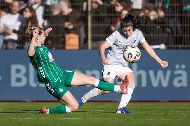 v.li.: Michelle Weiß (SV Werder Bremen, 15) und Judit Pujols (VfL Wolfsburg, 33) im Zweikampf, Duell, Dynamik, Aktion, Action, Spielszene, DIE DFB-RICHTLINIEN UNTERSAGEN JEGLICHE NUTZUNG VON FOTOS ALS SEQUENZBILDER UND ODER VIDEOÄHNLICHE FOTOSTRECKEN. DFB REGULATIONS PROHIBIT ANY USE OF PHOTOGRAPHS AS IMAGE SEQUENCES AND OR QUASI-VIDEO., 22.04.2026, Bremen (Deutschland), Fussball, Google Pixel Frauen-Bundesliga, SV Werder Bremen - VfL Wolfsburg