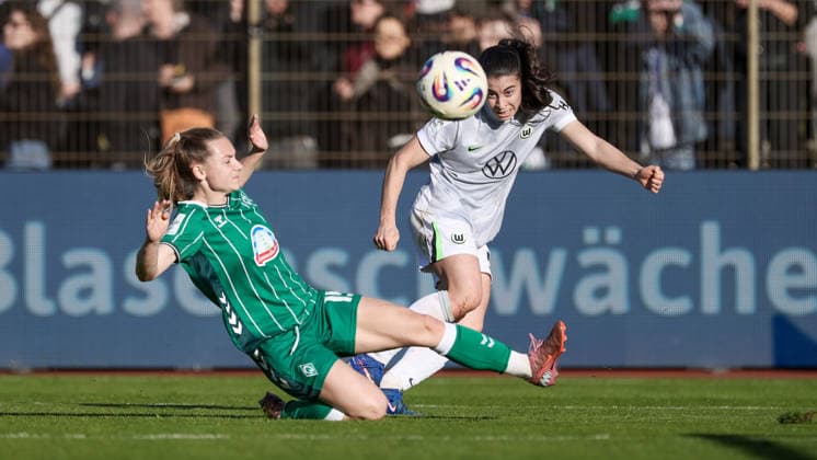 v.li.: Michelle Weiß (SV Werder Bremen, 15) und Judit Pujols (VfL Wolfsburg, 33) im Zweikampf, Duell, Dynamik, Aktion, Action, Spielszene, DIE DFB-RICHTLINIEN UNTERSAGEN JEGLICHE NUTZUNG VON FOTOS ALS SEQUENZBILDER UND ODER VIDEOÄHNLICHE FOTOSTRECKEN. DFB REGULATIONS PROHIBIT ANY USE OF PHOTOGRAPHS AS IMAGE SEQUENCES AND OR QUASI-VIDEO., 22.04.2026, Bremen (Deutschland), Fussball, Google Pixel Frauen-Bundesliga, SV Werder Bremen - VfL Wolfsburg