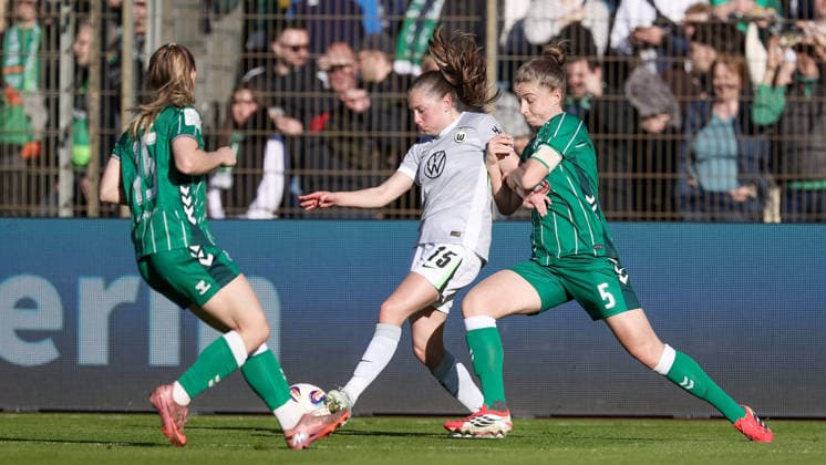 v.li.: Janou Levels (VfL Wolfsburg, 15) und Michelle Ulbrich (SV Werder Bremen, 5) im Zweikampf, Duell, Dynamik, Aktion, Action, Spielszene, DIE DFB-RICHTLINIEN UNTERSAGEN JEGLICHE NUTZUNG VON FOTOS ALS SEQUENZBILDER UND ODER VIDEOÄHNLICHE FOTOSTRECKEN. DFB REGULATIONS PROHIBIT ANY USE OF PHOTOGRAPHS AS IMAGE SEQUENCES AND OR QUASI-VIDEO., 22.04.2026, Bremen (Deutschland), Fussball, Google Pixel Frauen-Bundesliga, SV Werder Bremen - VfL Wolfsburg