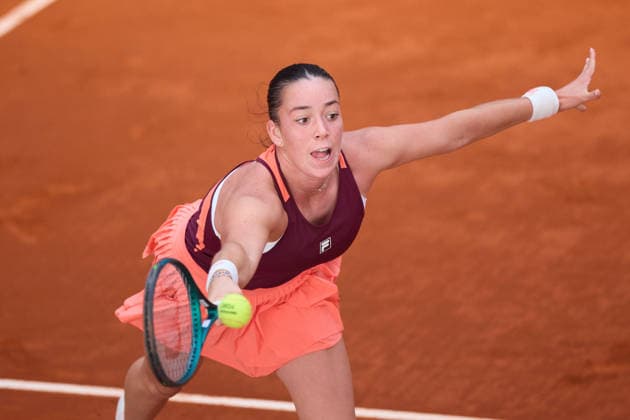Mutua Madrid Open - Day Three Tereza Valentova of Czech Republic plays a forehand against Yulia Putintseva of Kazakhstan during the MenÕs Singles match on day three of the Mutua Madrid Open at Caja Magica on April 22, 2026, in Madrid, Spain. Madrid Caja Magica Madrid Spain RL_MMO2K26_000518 Copyright: xRicardoxLarreinax