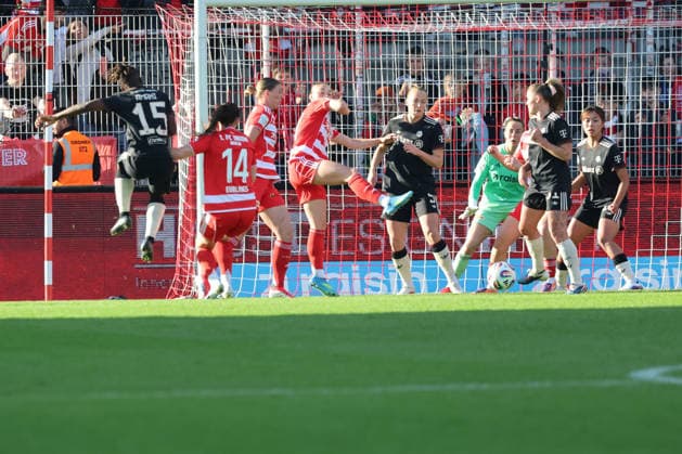 1. Fußball Bundesliga Frauen: Union Berlin - Bayern München, 22.04.2026 Tor, Bernadette Kakounan Amani (Bayern Muenchen, 15) trift zum 0:1 gegen Samantha Steuerwald (Union Berlin, 19) und Hannah Eurlings (Union Berlin, 14) ins Tor. Torwart Goal Keeper Cara Boesl (Union Berlin, 1) kann nicht eingreifen, kommt nicht mehr an den Ball, während der Begegnung in der 1. Fußball Bundesliga Frauen: Union Berlin - Bayern München in Berlin, Stadion An der Alten Försterei , am 22.04.2026. DFB regulations prohibit any use of photographs as image sequences and or quasi video. Copyright: xBEAUTIFULxSPORTS Frankex