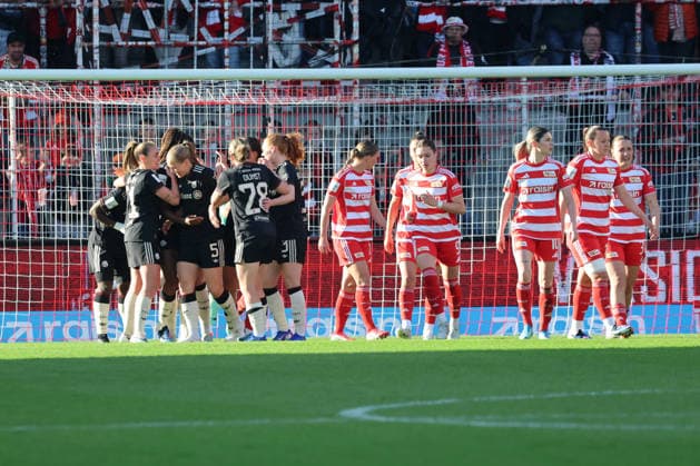 1. Fußball Bundesliga Frauen: Union Berlin - Bayern München, 22.04.2026 Torjubel, Jubel. Bernadette Kakounan Amani (Bayern Muenchen, 15) jubelt über das Tor zum 0:1 mit Georgia Stanway (Bayern Muenchen, 31) , Barbara Dunst (Bayern Muenchen, 28), rechts Amber Tysiak (Union Berlin, 26) und Eileen Campbell (Union Berlin, 10) enttäuscht, während der Begegnung in der 1. Fußball Bundesliga Frauen: Union Berlin - Bayern München in Berlin, Stadion An der Alten Försterei , am 22.04.2026. DFB regulations prohibit any use of photographs as image sequences and or quasi video. Copyright: xBEAUTIFULxSPORTS Frankex
