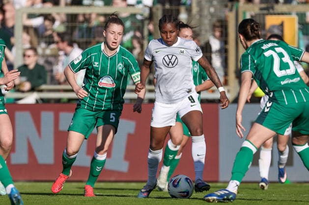 v.li.: Michelle Ulbrich (SV Werder Bremen, 5) und Lineth Beerensteyn (VfL Wolfsburg, 9), DIE DFB-RICHTLINIEN UNTERSAGEN JEGLICHE NUTZUNG VON FOTOS ALS SEQUENZBILDER UND ODER VIDEOÄHNLICHE FOTOSTRECKEN. DFB REGULATIONS PROHIBIT ANY USE OF PHOTOGRAPHS AS IMAGE SEQUENCES AND OR QUASI-VIDEO., 22.04.2026, Bremen (Deutschland), Fussball, Google Pixel Frauen-Bundesliga, SV Werder Bremen - VfL Wolfsburg