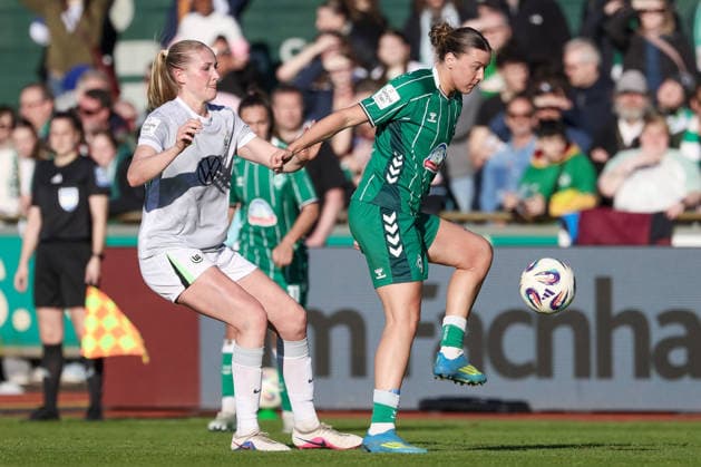 v.li.: Camilla Küver (VfL Wolfsburg, 16) und Larissa Mühlhaus (SV Werder Bremen, 7) im Zweikampf, Duell, Dynamik, Aktion, Action, Spielszene, DIE DFB-RICHTLINIEN UNTERSAGEN JEGLICHE NUTZUNG VON FOTOS ALS SEQUENZBILDER UND ODER VIDEOÄHNLICHE FOTOSTRECKEN. DFB REGULATIONS PROHIBIT ANY USE OF PHOTOGRAPHS AS IMAGE SEQUENCES AND OR QUASI-VIDEO., 22.04.2026, Bremen (Deutschland), Fussball, Google Pixel Frauen-Bundesliga, SV Werder Bremen - VfL Wolfsburg