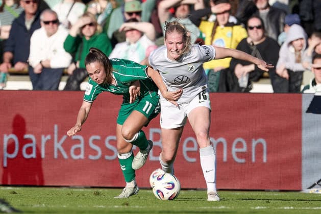 v.li.: Maja Sternad (SV Werder Bremen, 11) und Camilla Küver (VfL Wolfsburg, 16) im Zweikampf, Duell, Dynamik, Aktion, Action, Spielszene, DIE DFB-RICHTLINIEN UNTERSAGEN JEGLICHE NUTZUNG VON FOTOS ALS SEQUENZBILDER UND ODER VIDEOÄHNLICHE FOTOSTRECKEN. DFB REGULATIONS PROHIBIT ANY USE OF PHOTOGRAPHS AS IMAGE SEQUENCES AND OR QUASI-VIDEO., 22.04.2026, Bremen (Deutschland), Fussball, Google Pixel Frauen-Bundesliga, SV Werder Bremen - VfL Wolfsburg