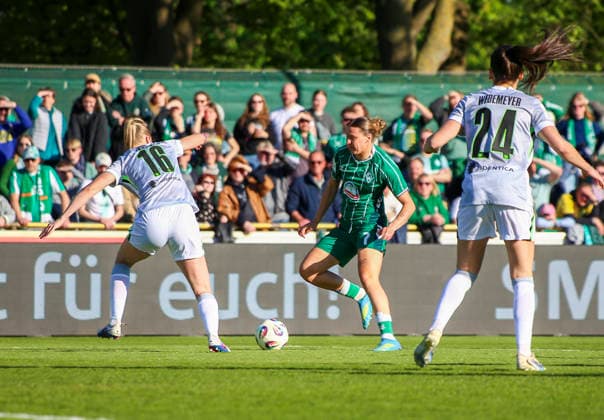 Deutschland: Frauen-Bundesliga 2025 2026, 17. Spieltag - Werder Bremen vs VfL Wolfsburg - Weser-Stadion - Platz 11 (Bremen): Larissa Mühlhaus Larissa Muehlhaus (Werder Bremen Frauen, 7) Bremen Copyright: xAymanxAlahmedx