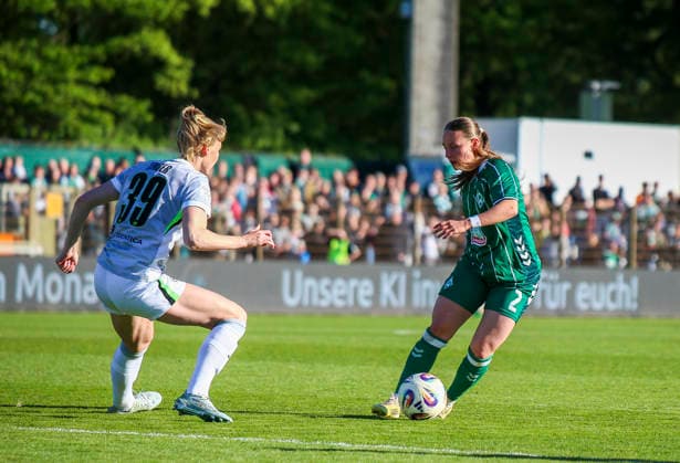 Deutschland: Frauen-Bundesliga 2025 2026, 17. Spieltag - Werder Bremen vs VfL Wolfsburg - Weser-Stadion - Platz 11 (Bremen): Chiara D Angelo (Werder Bremen Frauen, 2) Sarai Linder (VfL Wolfsburg Frauen, 39) Bremen Copyright: xAymanxAlahmedx