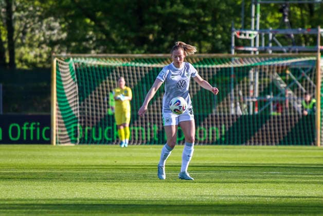 Deutschland: Frauen-Bundesliga 2025 2026, 17. Spieltag - Werder Bremen vs VfL Wolfsburg - Weser-Stadion - Platz 11 (Bremen): Sarai Linder (VfL Wolfsburg Frauen, 39) Bremen Copyright: xAymanxAlahmedx