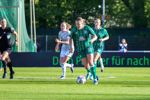 Deutschland: Frauen-Bundesliga 2025 2026, 17. Spieltag - Werder Bremen vs VfL Wolfsburg - Weser-Stadion - Platz 11 (Bremen): Mara Alber (Werder Bremen Frauen, 37) Bremen Copyright: xAymanxAlahmedx