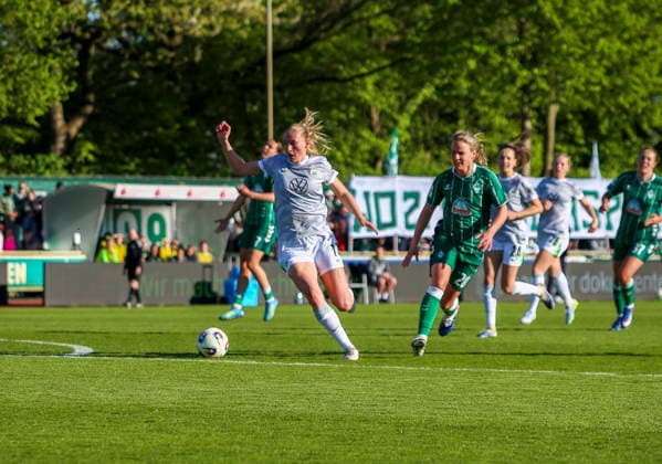 Deutschland: Frauen-Bundesliga 2025 2026, 17. Spieltag - Werder Bremen vs VfL Wolfsburg - Weser-Stadion - Platz 11 (Bremen): Camilla Küver Camilla Kuver (VfL Wolfsburg Frauen, 16) Bremen Copyright: xAymanxAlahmedx