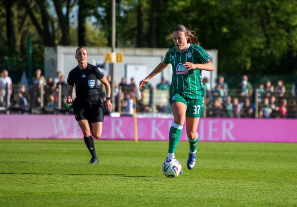 Deutschland: Frauen-Bundesliga 2025 2026, 17. Spieltag - Werder Bremen vs VfL Wolfsburg - Weser-Stadion - Platz 11 (Bremen): Mara Alber (Werder Bremen Frauen, 37) Bremen Copyright: xAymanxAlahmedx
