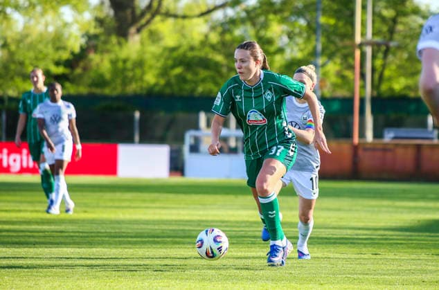 Deutschland: Frauen-Bundesliga 2025 2026, 17. Spieltag - Werder Bremen vs VfL Wolfsburg - Weser-Stadion - Platz 11 (Bremen): Mara Alber (Werder Bremen Frauen, 37) Bremen Copyright: xAymanxAlahmedx