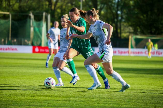 Deutschland: Frauen-Bundesliga 2025 2026, 17. Spieltag - Werder Bremen vs VfL Wolfsburg - Weser-Stadion - Platz 11 (Bremen): Mara Alber (Werder Bremen Frauen, 37) Sarai Linder (VfL Wolfsburg Frauen, 39) Bremen Copyright: xAymanxAlahmedx