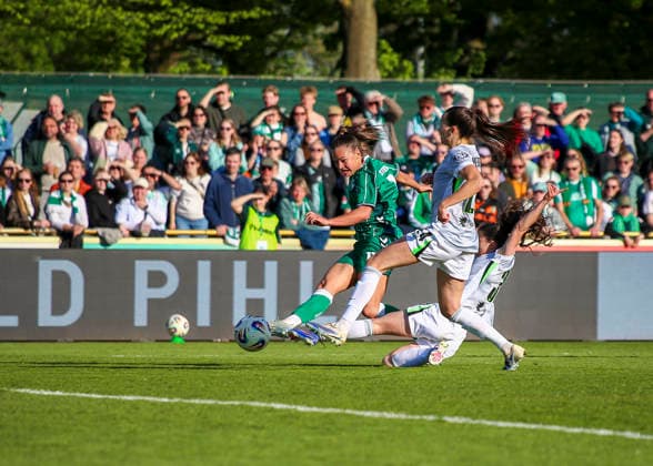 Deutschland: Frauen-Bundesliga 2025 2026, 17. Spieltag - Werder Bremen vs VfL Wolfsburg - Weser-Stadion - Platz 11 (Bremen): Torchance Larissa Mühlhaus Larissa Muehlhaus (Werder Bremen Frauen, 7) Judit Pujols (VfL Wolfsburg Frauen, 33) Bremen Copyright: xAymanxAlahmedx