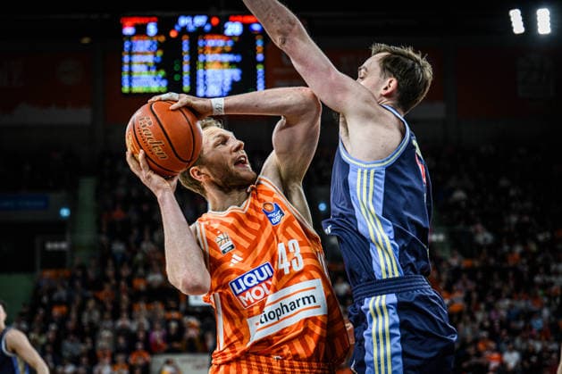 Neu Ulm, Deutschland, 22.04.26: Christian Sengfelder (ratiopharm ulm) und Moses Wood (ALBA Berlin) im Zweikampf waehrend des Basketball Bundesliga Spiels zwischen ratiopharm ulm vs ALBA Berlin in der ratiopharm Arena am 22. April 2026 in Neu Ulm, Deutschland. (Foto von Harry Langer DeFodi Images) ratiopharm Arena, Germany, 22.04.26: Christian Sengfelder (ratiopharm ulm) und Moses Wood (ALBA Berlin) battle for the ball during the Basketball Bundesliga match between ratiopharm ulm vs ALBA Berlin at Neu Ulm on April 22, 2026 in ratiopharm Arena, Germany. (Photo by Harry Langer DeFodi Images) (Photo by Harry Langer DeFodi Images) -