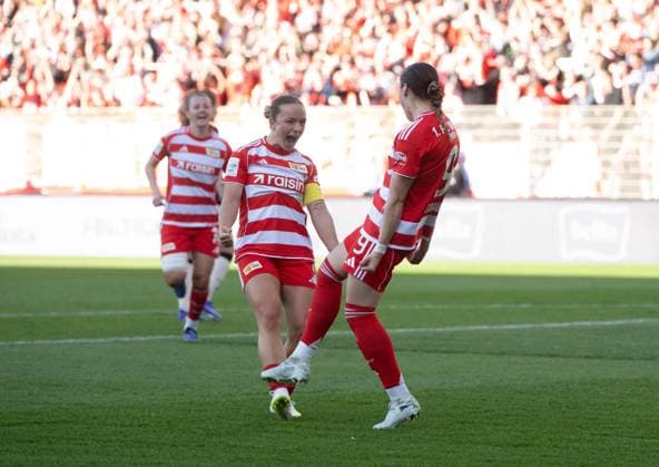 Fußball, Frauen, Saison 2025 2026, Google Pixel Frauen-Bundesliga (23. Spieltag), 1. FC Union Berlin -FC Bayern München, v. l. Lisa Heiseler (1. Frauen 1. FC Union), Sophie Weidauer (1. Frauen 1. FC Union), Jubel nach Tor zum 1:1, 22.04. 2026, Copyright: xMatthiasxKochx
