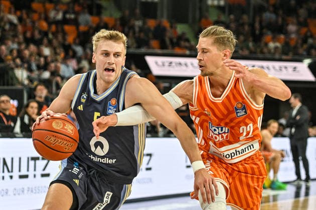 GER, BBL, ratiopharm Ulm vs Alba Berlin 22.04.2026, ratiopharm arena, Neu-Ulm, GER, BBL, ratiopharm Ulm vs Alba Berlin, im Bild Sam Griesel (Berlin, 5), Thomas Klepeisz (Ulm, 22)