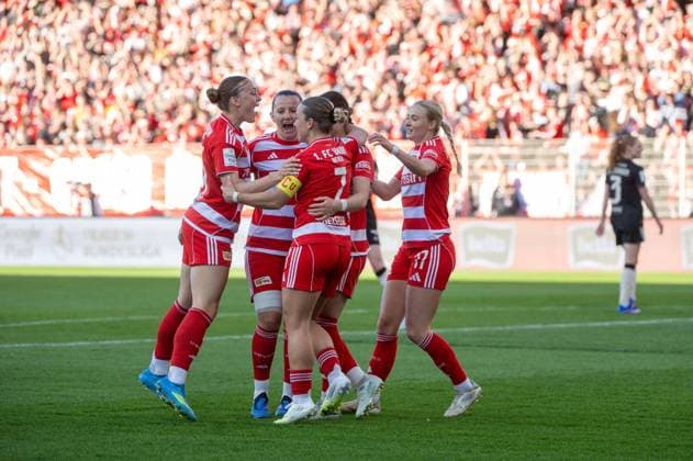 Fußball, Frauen, Saison 2025 2026, Google Pixel Frauen-Bundesliga (23. Spieltag), 1. FC Union Berlin -FC Bayern München, v. l. Lia Kamber (1. Frauen 1. FC Union), Hannah Eurlings (1. Frauen 1. FC Union), Lisa Heiseler (1. Frauen 1. FC Union), Sophie Weidauer (1. Frauen 1. FC Union), Judith Steinert (1. Frauen 1. FC Union), Jubel nach Tor zum 1:1, 22.04. 2026, Copyright: xMatthiasxKochx