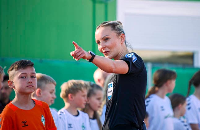 Deutschland: Frauen-Bundesliga 2025 2026, 17. Spieltag - Werder Bremen vs VfL Wolfsburg - Weser-Stadion - Platz 11 (Bremen): Schiedsrichter Fabienne Michel Bremen Copyright: xAymanxAlahmedx