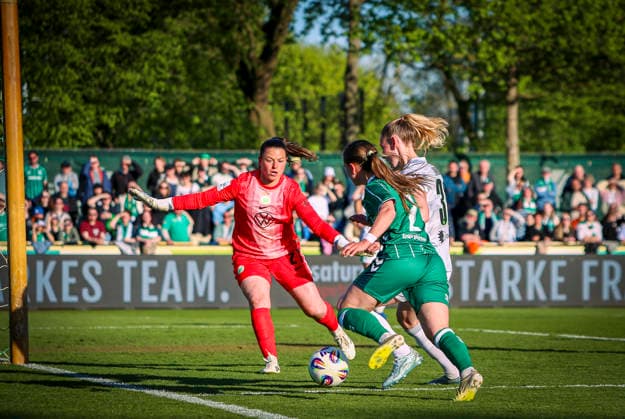 Deutschland: Frauen-Bundesliga 2025 2026, 17. Spieltag - Werder Bremen vs VfL Wolfsburg - Weser-Stadion - Platz 11 (Bremen): Torchance Chiara D Angelo (Werder Bremen Frauen, 2) Martina TufekoviÄ‡ Martina Tufekovic (VfL Wolfsburg Frauen, 21) Bremen Copyright: xAymanxAlahmedx