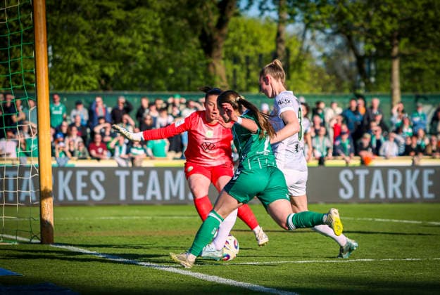 Deutschland: Frauen-Bundesliga 2025 2026, 17. Spieltag - Werder Bremen vs VfL Wolfsburg - Weser-Stadion - Platz 11 (Bremen): Torchance Chiara D Angelo (Werder Bremen Frauen, 2) Martina TufekoviÄ‡ Martina Tufekovic (VfL Wolfsburg Frauen, 21) Bremen Copyright: xAymanxAlahmedx