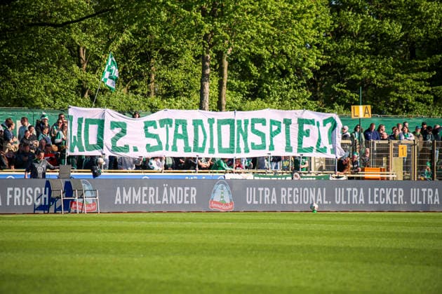Deutschland: Frauen-Bundesliga 2025 2026, 17. Spieltag - Werder Bremen vs VfL Wolfsburg - Weser-Stadion - Platz 11 (Bremen): Zuschauer, Fans, Tribüne, Fahne, Transparent, Spruchband, Choreographie, Fanchoreo, Bremen Copyright: xAymanxAlahmedx