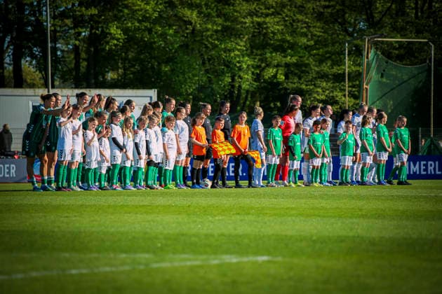 Deutschland: Frauen-Bundesliga 2025 2026, 17. Spieltag - Werder Bremen vs VfL Wolfsburg - Weser-Stadion - Platz 11 (Bremen): Mannschaftsfoto, Totale Bremen Copyright: xAymanxAlahmedx