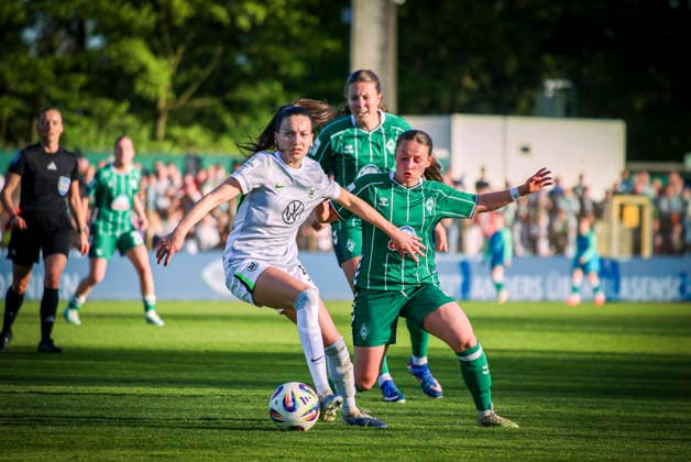 Deutschland: Frauen-Bundesliga 2025 2026, 17. Spieltag - Werder Bremen vs VfL Wolfsburg - Weser-Stadion - Platz 11 (Bremen): Joelle Wedemeyer (VfL Wolfsburg Frauen, 24) Bremen Copyright: xAymanxAlahmedx