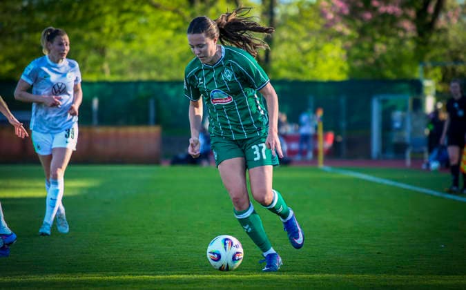Deutschland: Frauen-Bundesliga 2025 2026, 17. Spieltag - Werder Bremen vs VfL Wolfsburg - Weser-Stadion - Platz 11 (Bremen): Mara Alber (Werder Bremen Frauen, 37) Bremen Copyright: xAymanxAlahmedx