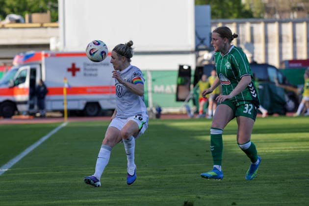 22.04.2026, xgrfx, Fussball Google Pixel Frauen-Bundesliga, SV Werder Bremen - VfL Wolfsburg v.l. Svenja Huth (VfL Wolfsburg), Sarah Gutmann (Werder Bremen) (DFL DFB REGULATIONS PROHIBIT ANY USE OF PHOTOGRAPHS as IMAGE SEQUENCES and or QUASI-VIDEO) Bremen