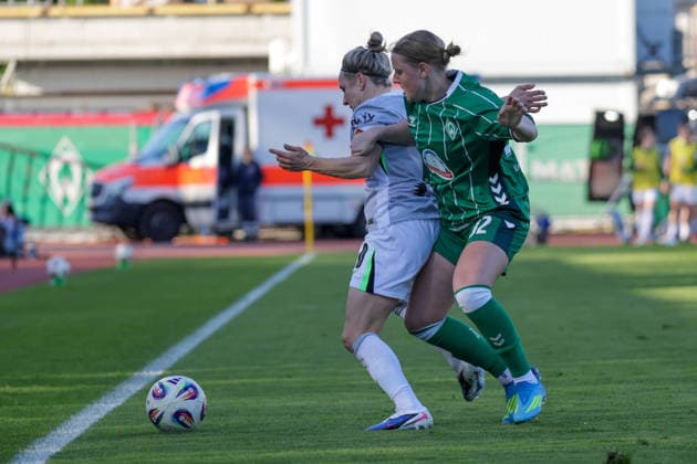 22.04.2026, xgrfx, Fussball Google Pixel Frauen-Bundesliga, SV Werder Bremen - VfL Wolfsburg v.l. Svenja Huth (VfL Wolfsburg), Sarah Gutmann (Werder Bremen) (DFL DFB REGULATIONS PROHIBIT ANY USE OF PHOTOGRAPHS as IMAGE SEQUENCES and or QUASI-VIDEO) Bremen