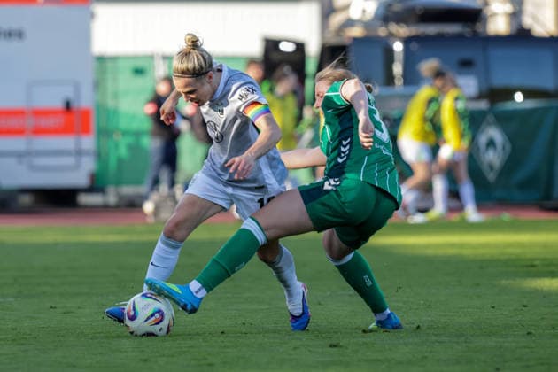 22.04.2026, xgrfx, Fussball Google Pixel Frauen-Bundesliga, SV Werder Bremen - VfL Wolfsburg v.l. Svenja Huth (VfL Wolfsburg), Sarah Gutmann (Werder Bremen) (DFL DFB REGULATIONS PROHIBIT ANY USE OF PHOTOGRAPHS as IMAGE SEQUENCES and or QUASI-VIDEO) Bremen