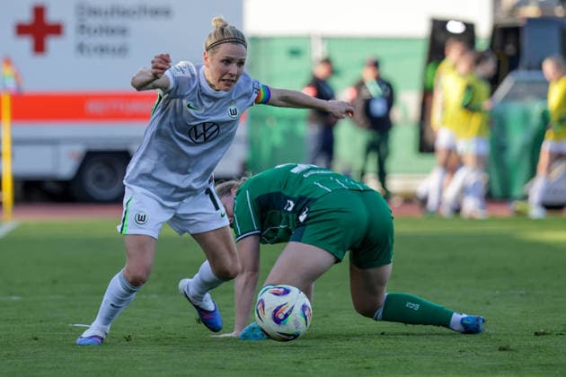 22.04.2026, xgrfx, Fussball Google Pixel Frauen-Bundesliga, SV Werder Bremen - VfL Wolfsburg v.l. Svenja Huth (VfL Wolfsburg), Sarah Gutmann (Werder Bremen) (DFL DFB REGULATIONS PROHIBIT ANY USE OF PHOTOGRAPHS as IMAGE SEQUENCES and or QUASI-VIDEO) Bremen