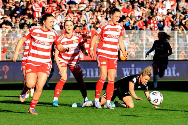 DEU, 2.BL, Frauen, 1.FC Union vs. Bayern Muenchen, 22.04.2026, Stadion Alte Foersterei, Berlin, DEU, 2.BL, Frauen, 1.FC Union vs. Bayern Muenchen, im Bild: Anna Weiss (1.FC Union Berlin 21), Kamber Lia(1.FC Union Berlin 41), Helgesen Silje (1.FC Union Berlin 3), Dallmann Linda (FC Bayern Muenchen 10) DFL - regulations prohibit any use of Photographs as image sequences and or quasi-video