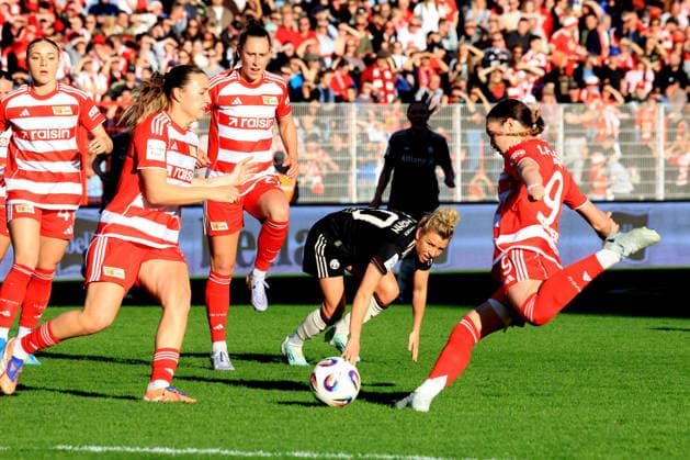 DEU, 2.BL, Frauen, 1.FC Union vs. Bayern Muenchen, 22.04.2026, Stadion Alte Foersterei, Berlin, DEU, 2.BL, Frauen, 1.FC Union vs. Bayern Muenchen, im Bild: Sophie Weidauer (1.FC Union Berlin 9), Anna Weiss (1.FC Union Berlin 21), Kamber Lia(1.FC Union Berlin 41), Helgesen Silje (1.FC Union Berlin 3), Dallmann Linda (FC Bayern Muenchen 10) DFL - regulations prohibit any use of Photographs as image sequences and or quasi-video