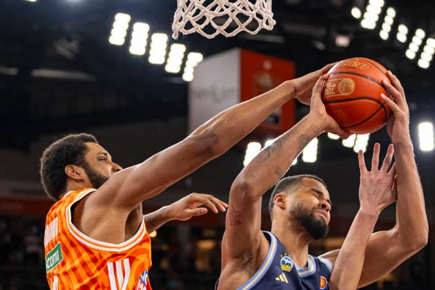 easyCredit BBL: Ratiopharm Ulm vs. Alba Berlin; 22.04.2026 Ulm, GERMANY - 22. April 2026: Joel Soriano (Ratiopharm Ulm, 12) hindert Norris Agbakoko (Alba Berlin, 17) am Korbwurf während dem Spiel zwischen der Ratiopharm Ulm und Alba Berlin am 33. Spieltag der easyCredit BBL in der ratiopharm Arena Ulm. Copyright: xBEAUTIFULxSPORTS Steinx