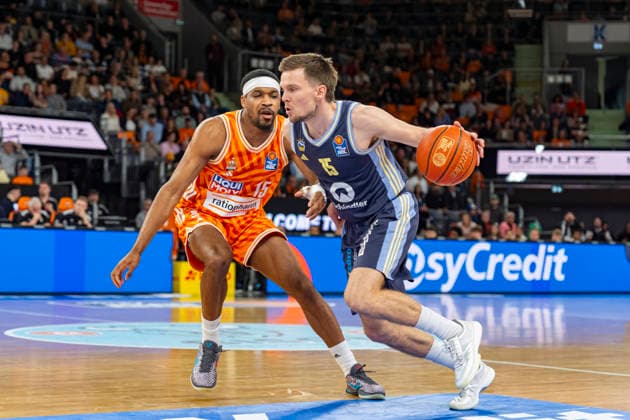 easyCredit BBL: Ratiopharm Ulm vs. Alba Berlin; 22.04.2026 Ulm, GERMANY - 22. April 2026: Justin Simon (Ratiopharm Ulm, 15) verteidigt gegen Martin Hermannsson (ALBA BERLIN, 15) während dem Spiel zwischen der Ratiopharm Ulm und Alba Berlin am 33. Spieltag der easyCredit BBL in der ratiopharm Arena Ulm. Copyright: xBEAUTIFULxSPORTS Steinx