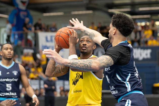Landrius Horton (Dziki, 1), Mouhamed Barro (CSO, 24), CSO Voluntari vs. Dziki Warszawa, European North Basketball League, Final Four, Halbfinale 2025 26, Rumänien, Polen, 22.04.2026. Weissenfels Stadthalle Sachsen-Anhalt Deutschland