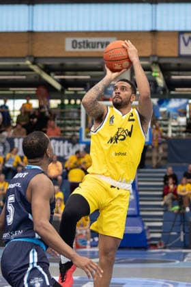 Michael Anthony Caffey (CSO, 5), Darnell Edge (Dziki, 2), CSO Voluntari vs. Dziki Warszawa, European North Basketball League, Final Four, Halbfinale 2025 26, Rumänien, Polen, 22.04.2026. Weissenfels Stadthalle Sachsen-Anhalt Deutschland