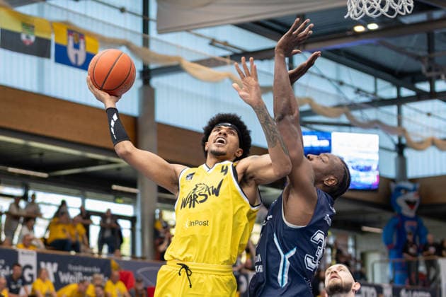 Rivaldo Soares (Dziki, 4), Solomon Devin Young (CSO, 33), CSO Voluntari vs. Dziki Warszawa, European North Basketball League, Final Four, Halbfinale 2025 26, Rumänien, Polen, 22.04.2026. Weissenfels Stadthalle Sachsen-Anhalt Deutschland