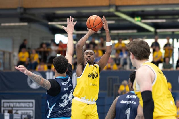 Lee Edward Skinner (CSO, 34), Landrius Horton (Dziki, 1) CSO Voluntari vs. Dziki Warszawa, European North Basketball League, Final Four, Halbfinale 2025 26, Rumänien, Polen, 22.04.2026. Weissenfels Stadthalle Sachsen-Anhalt Deutschland
